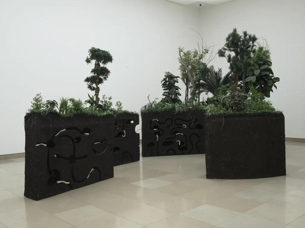 "Le Gâteau", 2004. Tech. Mixte. Dim variable. Coll. Fond National des Arts plastiques.