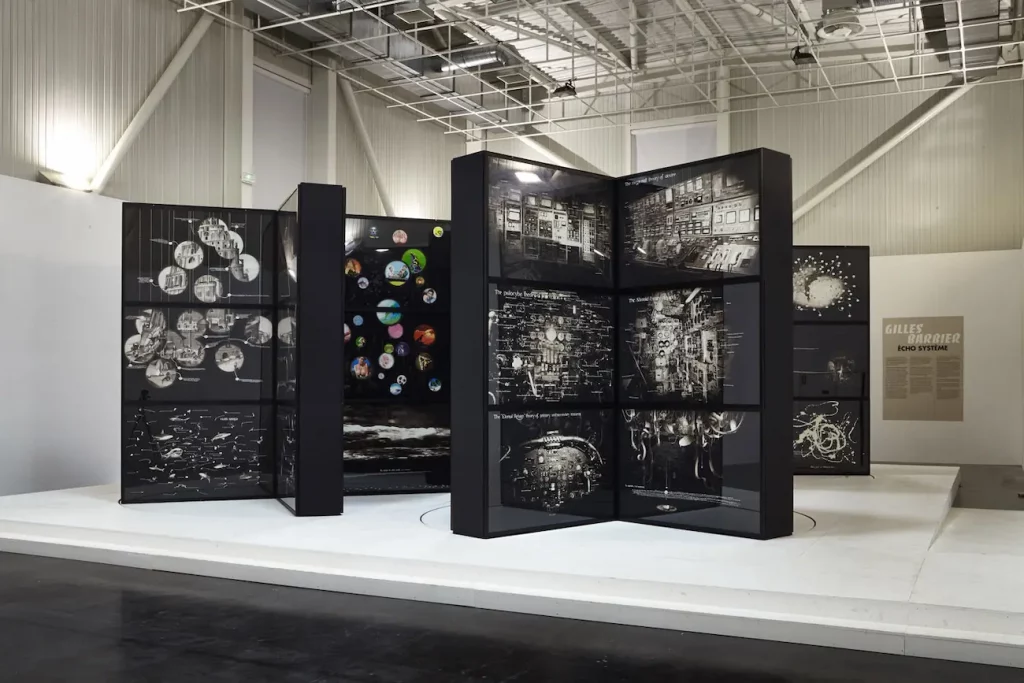 "La Boîte Noire" (vue d'ensemble). 96 "Dessins Noirs" disposés sur 4 tourniquets pivotant sur eux-mêmes.