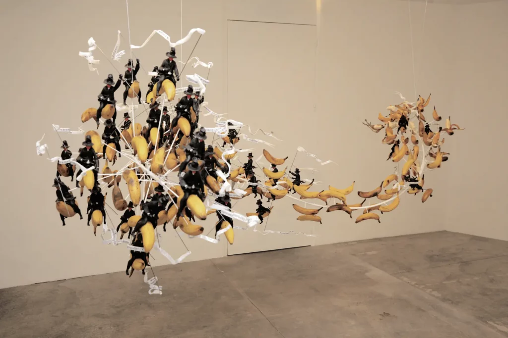 "Banana Riders", 2009. Résine, méthacrylate thermoformé, métal et peinture. 80 x 350 x 150 cm.